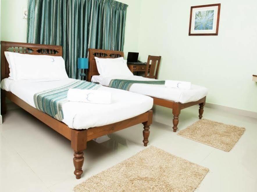 Hotel Crescent Inn Ченнаи Экстерьер фото