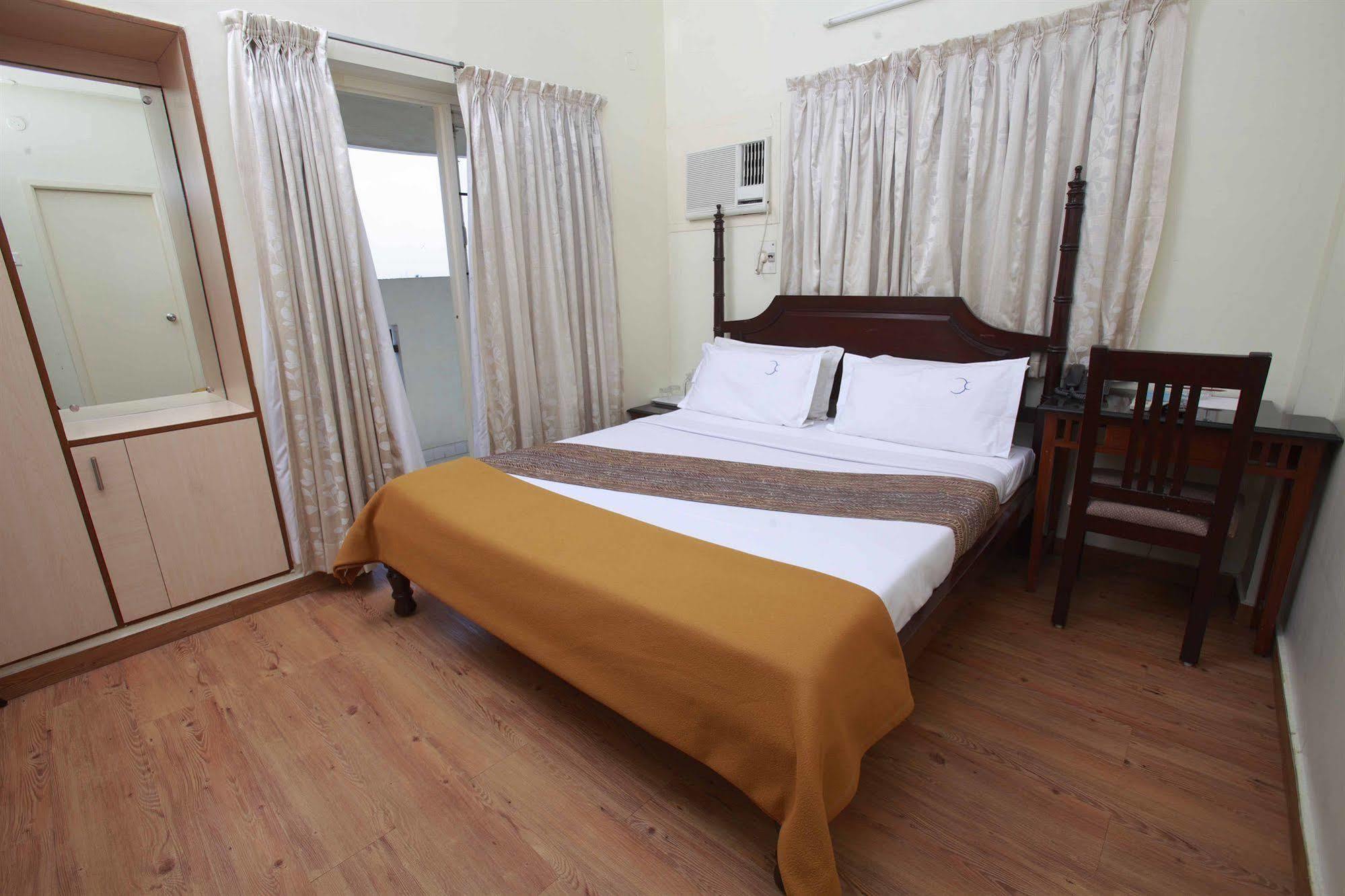 Hotel Crescent Inn Ченнаи Экстерьер фото