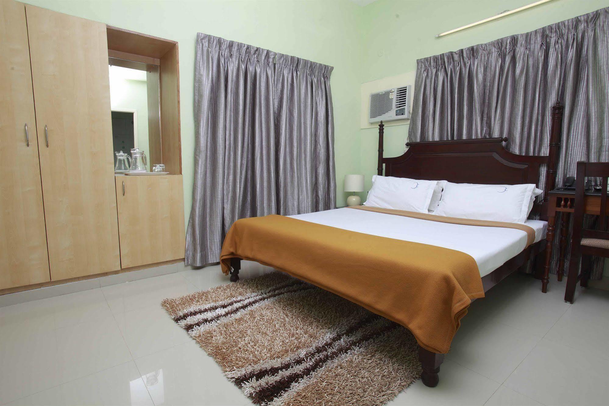 Hotel Crescent Inn Ченнаи Экстерьер фото